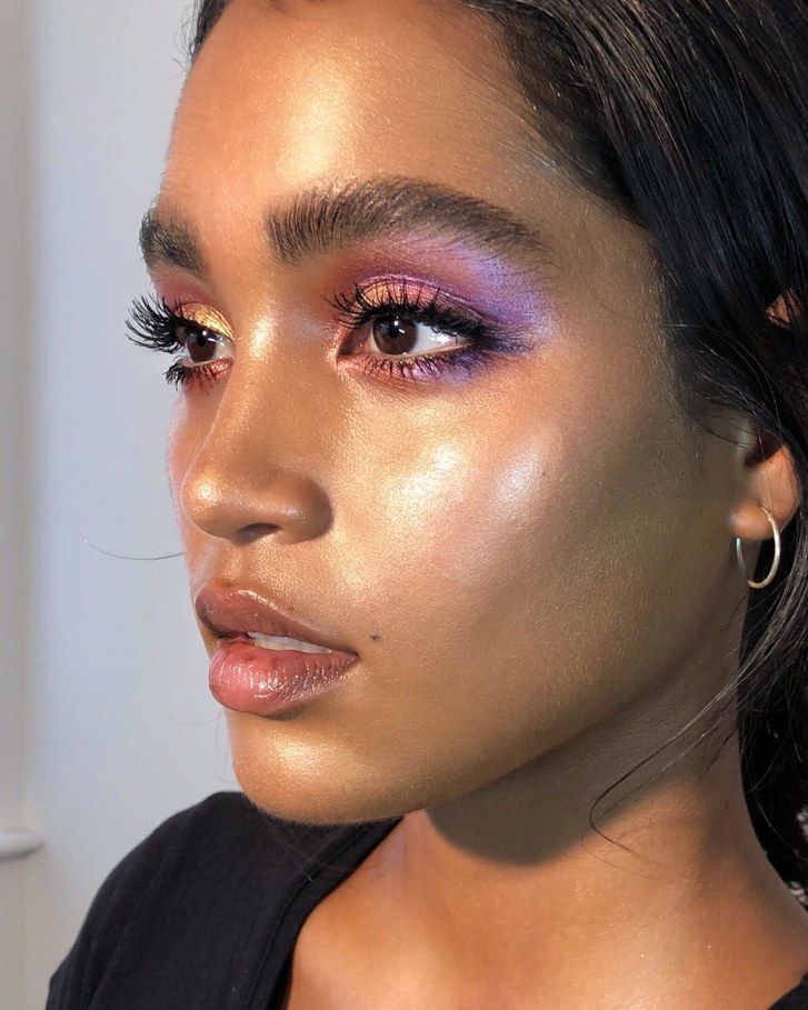 This Makeup Artist Came Up With a Genius “Glass Skin” Highlighter Hack