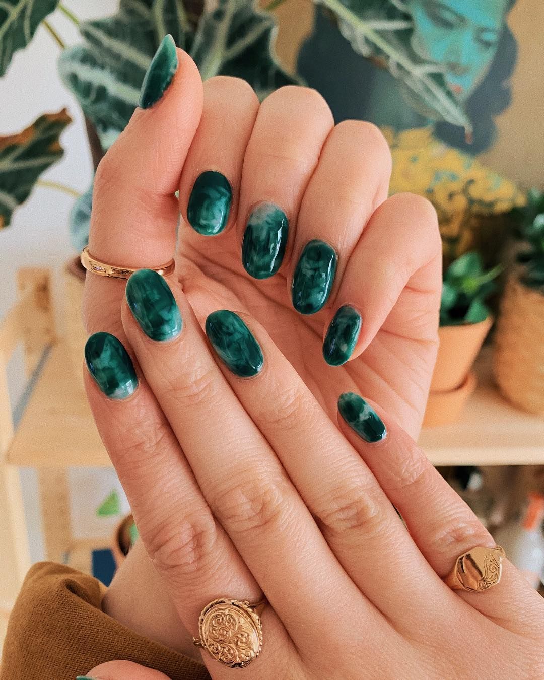 green marble nails | gemstone mani | gel bottle natural nailfie